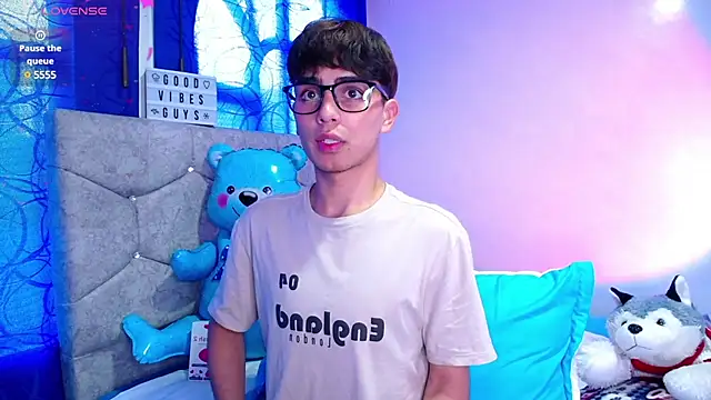 Snapshot of OwenBluee chatting on 4, 12, 2024 OwenBluee online show from 4, 12, 2024