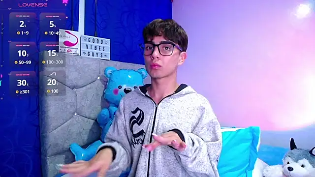 Snapshot of OwenBluee chatting on 5, 12, 2024 OwenBluee online show from 5, 12, 2024