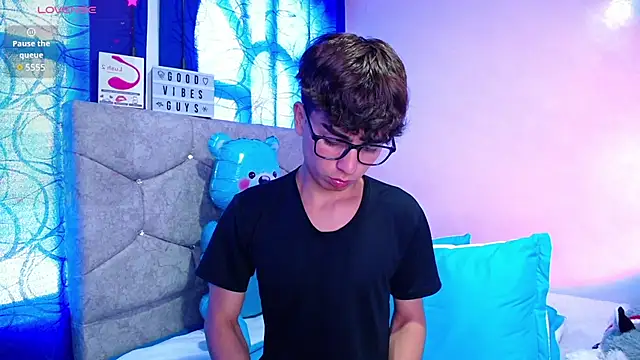 Snapshot of OwenBluee chatting on 6, 12, 2024 OwenBluee online show from 6, 12, 2024