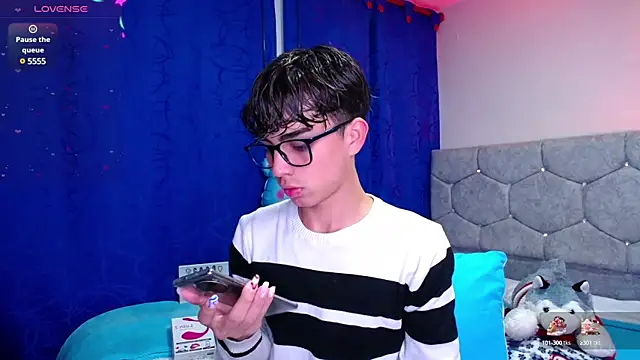 Snapshot of OwenBluee chatting on 13, 12, 2024 OwenBluee online show from 13, 12, 2024