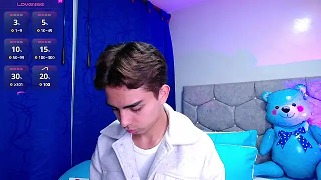 Snapshot of OwenBluee chatting on 2, 2, 2025 OwenBluee online show from 2, 2, 2025