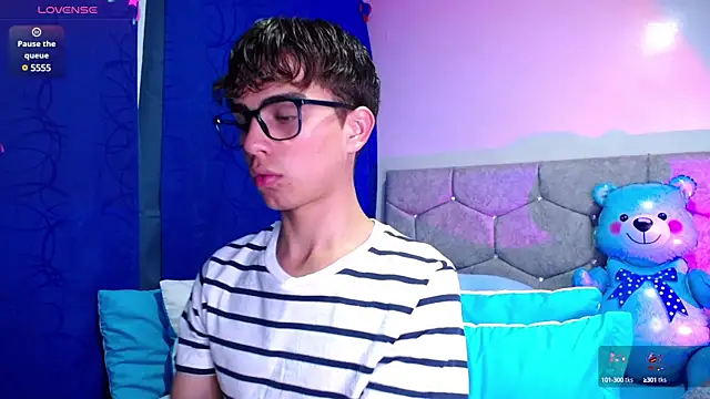 Snapshot of OwenBluee chatting on 4, 2, 2025 OwenBluee online show from 4, 2, 2025