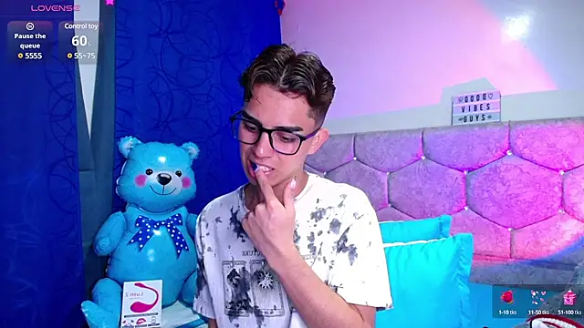 Snapshot of OwenBluee chatting on 13, 2, 2025 OwenBluee online show from 13, 2, 2025