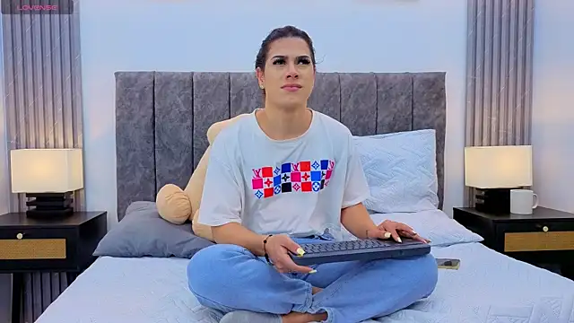 Snapshot of Luciana_Ortiz1 chatting on 4, 11, 2025 Luciana Ortiz1 online show from 4, 11, 2025