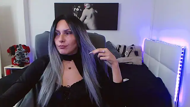 EvelynQueenn online show from 7, 1, 2025