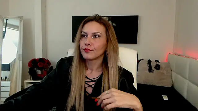 EvelynQueenn online show from 18, 1, 2025