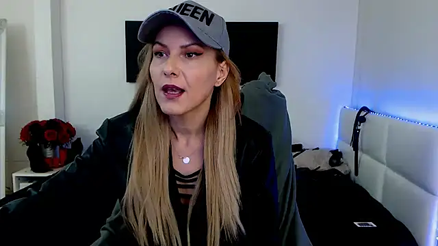 EvelynQueenn online show from 3, 2, 2025