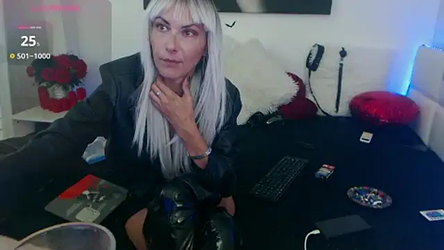 EvelynQueenn online show from 10, 9, 2025