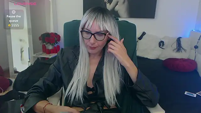 EvelynQueenn online show from 7, 10, 2025