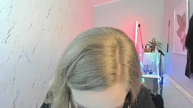 holly xglam online show from 8, 10, 2025