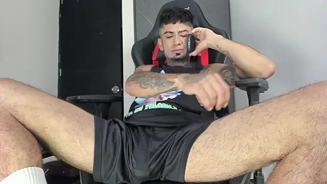 Snapshot of sergiio_mesa27 chatting on 28, 10, 2025 sergiio mesa27 online show from 28, 10, 2025