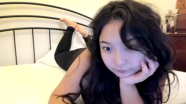 Snapshot of cutie_mio chatting on 5, 10, 2025 cutie mio online show from 5, 10, 2025