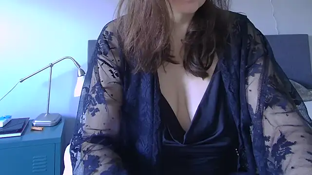 Snapshot of Ella_Next_Door chatting on 6, 2, 2025 Ella Next Door online show from 6, 2, 2025