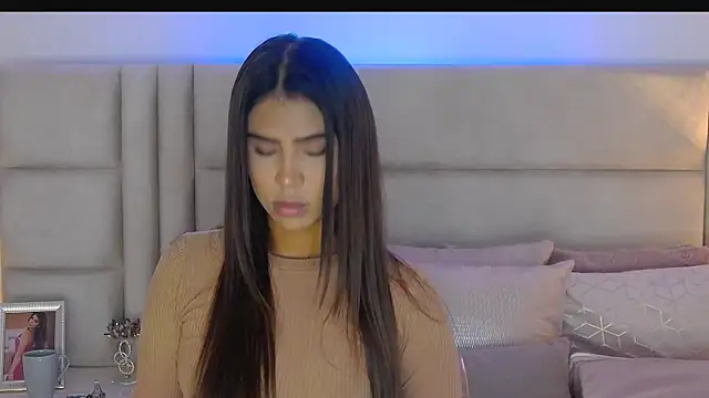 HaileyBaldwin online show from 2, 2, 2025