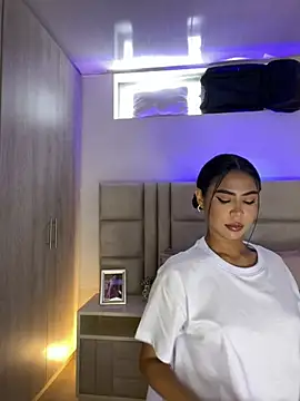 HaileyBaldwin online show from 6, 2, 2025