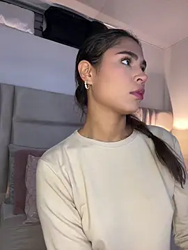 HaileyBaldwin online show from 18, 2, 2025