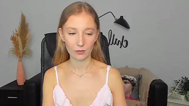 Snapshot of LolaWilsons chatting on 4, 2, 2025 LolaWilsons online show from 4, 2, 2025