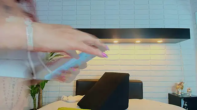 Snapshot of HannaBrave chatting on 28, 10, 2025 HannaBrave online show from 28, 10, 2025