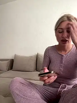 Snapshot of belle98 chatting on 10, 9, 2025 belle98 online show from 10, 9, 2025