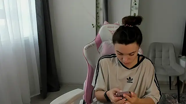 Snapshot of MashkaRay chatting on 2, 12, 2025 MashkaRay online show from 2, 12, 2025