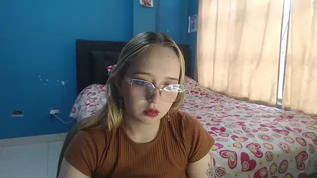 Liaroberts1 online show from 4, 12, 2025