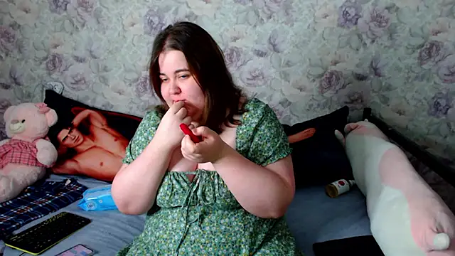 Estelle Hicks online show from 3, 12, 2024