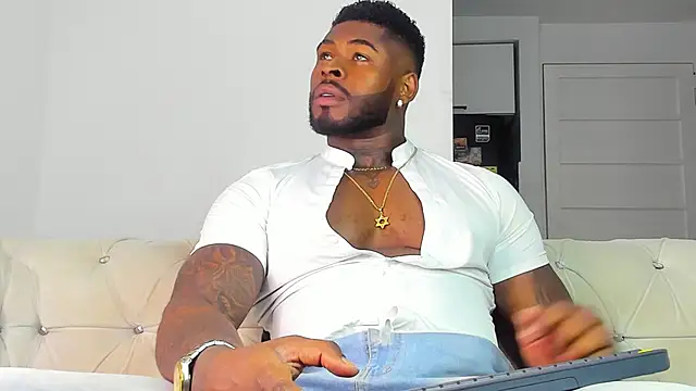 Snapshot of Makonneen chatting on 24, 10, 2025 Makonneen online show from 24, 10, 2025