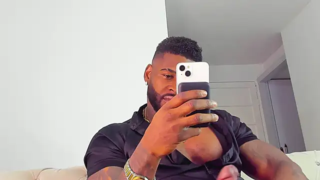 Snapshot of Makonneen chatting on 4, 11, 2025 Makonneen online show from 4, 11, 2025