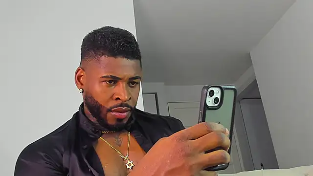 Snapshot of Makonneen chatting on 7, 11, 2025 Makonneen online show from 7, 11, 2025