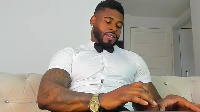 Snapshot of Makonneen chatting on 7, 11, 2025 Makonneen online show from 7, 11, 2025