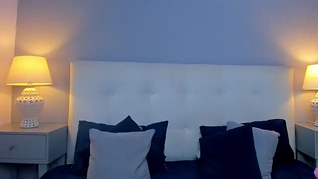 SaraaJhonsonn online show from 15, 10, 2025