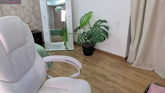 Snapshot of loly_marce chatting on 24, 11, 2025 loly marce online show from 24, 11, 2025