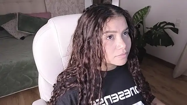 Snapshot of loly_marce chatting on 15, 12, 2025 loly marce online show from 15, 12, 2025