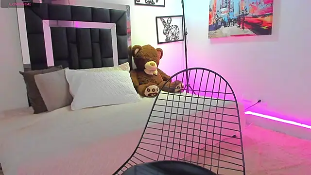 Snapshot of emma-hiill chatting on 20, 12, 2024 emma-hiill online show from 20, 12, 2024