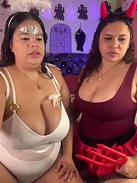 Snapshot of twocurvylatins chatting on 31, 10, 2025 twocurvylatins online show from 31, 10, 2025