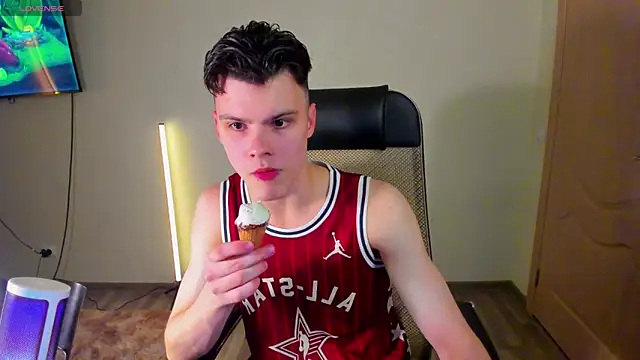 Aiden Sensual online show from 7, 10, 2025