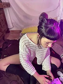 Snapshot of OniricFemme chatting on 12, 11, 2025 OniricFemme online show from 12, 11, 2025