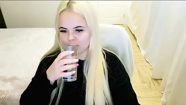 Snapshot of lovely-eyes chatting on 21, 12, 2024 lovely-eyes online show from 21, 12, 2024