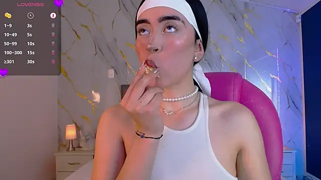 Snapshot of Julieta_De_Los_Angeles chatting on 10, 1, 2025 Julieta De Los Angeles online show from 10, 1, 2025