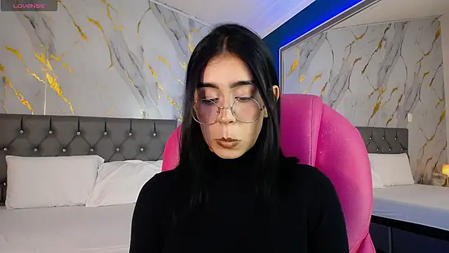 Snapshot of Julieta_De_Los_Angeles chatting on 4, 2, 2025 Julieta De Los Angeles online show from 4, 2, 2025