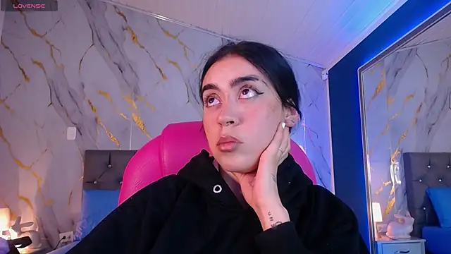 Snapshot of Julieta_De_Los_Angeles chatting on 5, 2, 2025 Julieta De Los Angeles online show from 5, 2, 2025