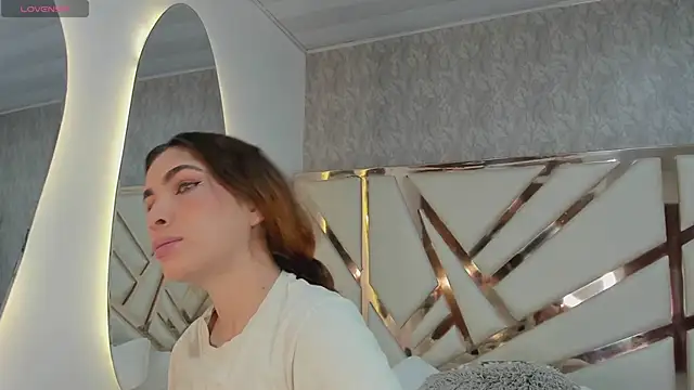 Mia Parissi online show from 19, 12, 2024