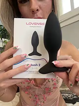 Snapshot of LoveShae_ chatting on 6, 12, 2024 LoveShae online show from 6, 12, 2024