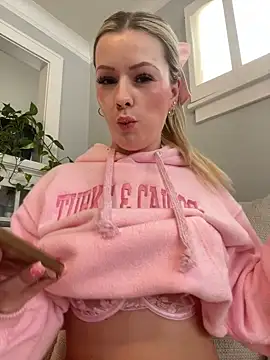 Snapshot of LoveShae_ chatting on 5, 2, 2025 LoveShae online show from 5, 2, 2025