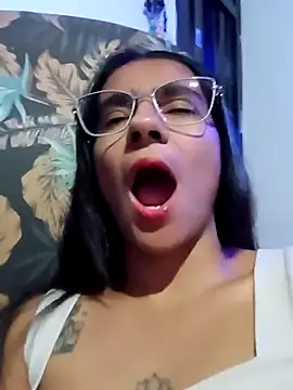 Snapshot of Leslly_ chatting on 15, 11, 2025 Leslly online show from 15, 11, 2025