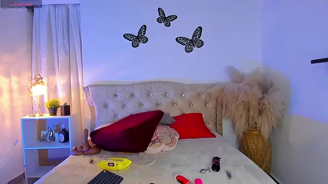 Sarahballiston  online show from 4, 10, 2025