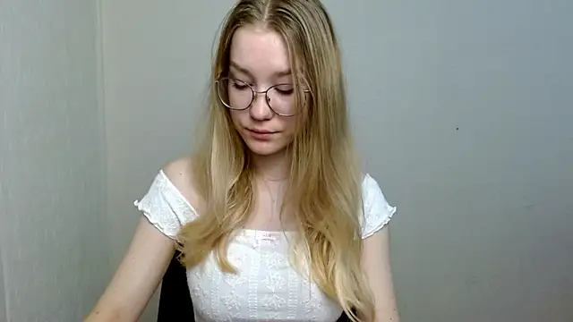 Snapshot of cindi_hot chatting on 8, 11, 2025 cindi hot online show from 8, 11, 2025