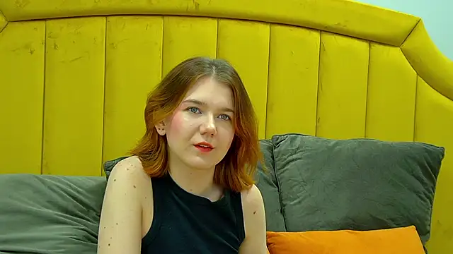 Snapshot of LessySmith chatting on 13, 10, 2025 LessySmith online show from 13, 10, 2025