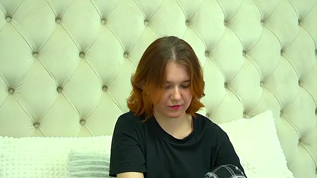 Snapshot of LessySmith chatting on 17, 10, 2025 LessySmith online show from 17, 10, 2025