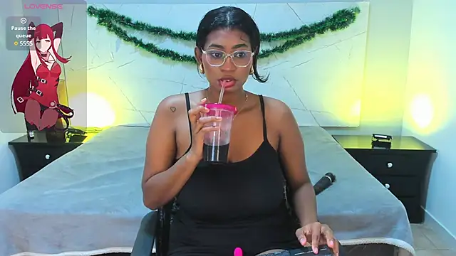 Snapshot of LAYLATAYLOR_ chatting on 22, 12, 2024 LAYLATAYLOR online show from 22, 12, 2024